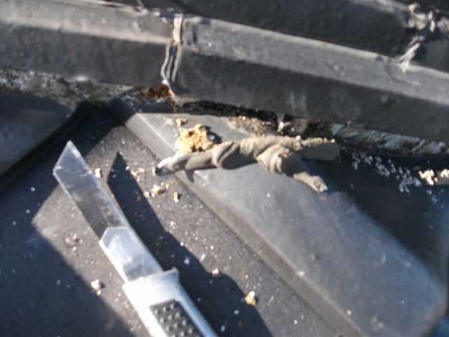 既存の漆喰とシーリングを撤去